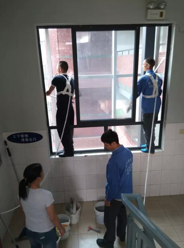 成都玻璃外墙清洗不像表面那么简单