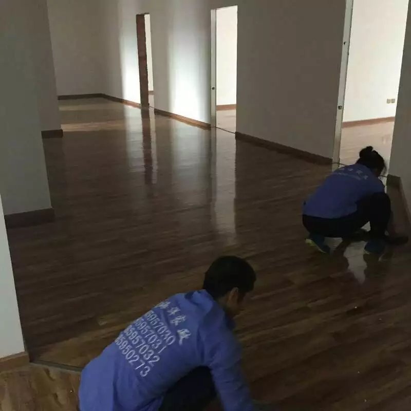保洁人员传授瓷砖污渍的经验